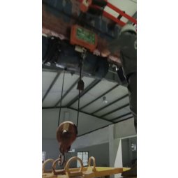 Palang bị đứt cáp rơi móc cẩu xuống hàng hoá